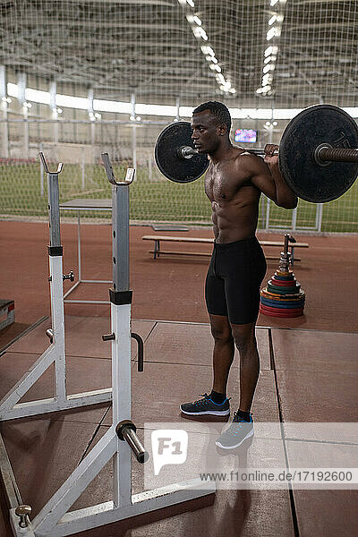 Afroamerikanischer Sportler beim Training mit einer Langhantel