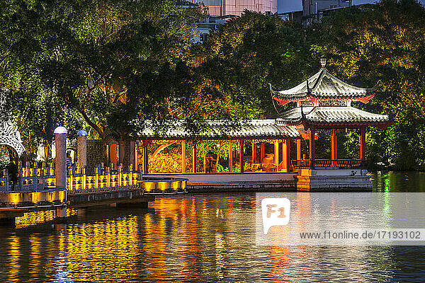Beleuchtete Pagode am See in Guilin