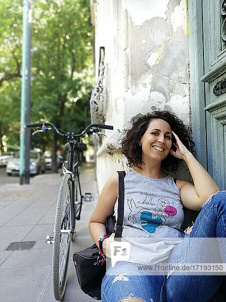 Glückliche Frau auf dem Fahrrad sitzend