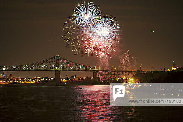 Feuerwerk über einer Brücke in einer kanadischen Stadt