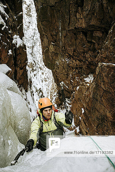 Mann mit Eishelm besteigt Berg in den White Mountains  New Hampshire