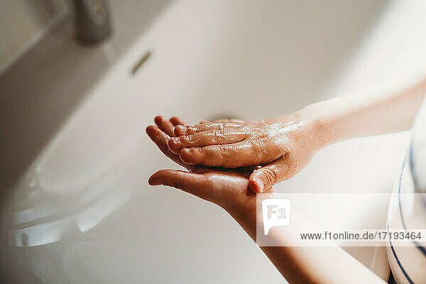 Nahaufnahme von jungen Händen  die mit Seife gewaschen werden