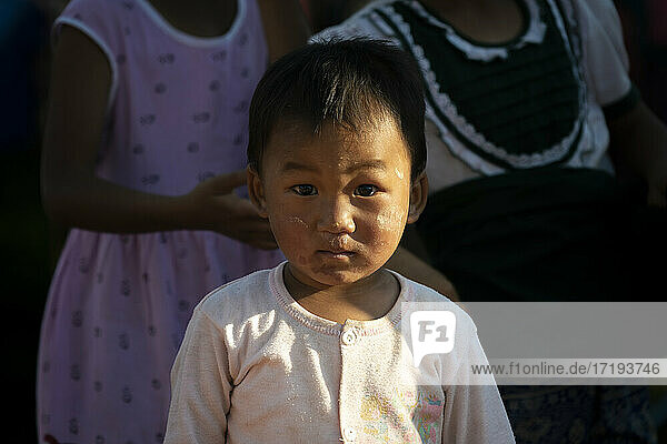 Junger birmanischer Junge schaut in die Kamera  in der Nähe von Kengtung  Myanmar