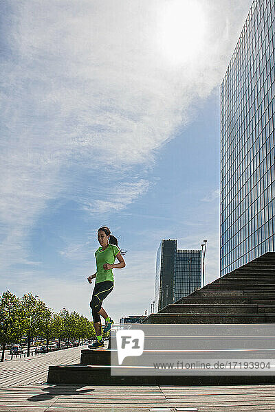 Frau läuft Holztreppe in Paris hinunter