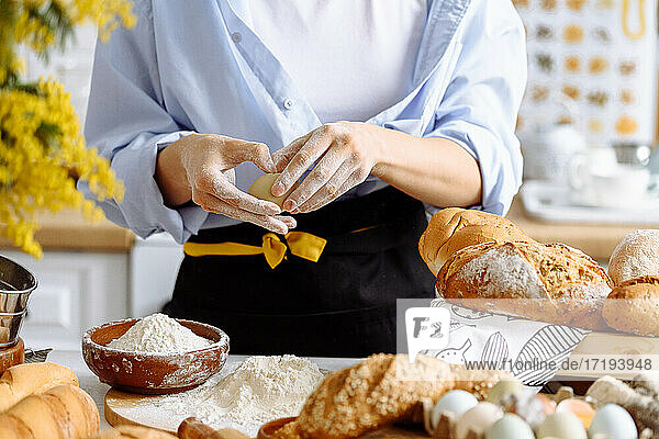 Mädchen macht Brotteig in einer Küche