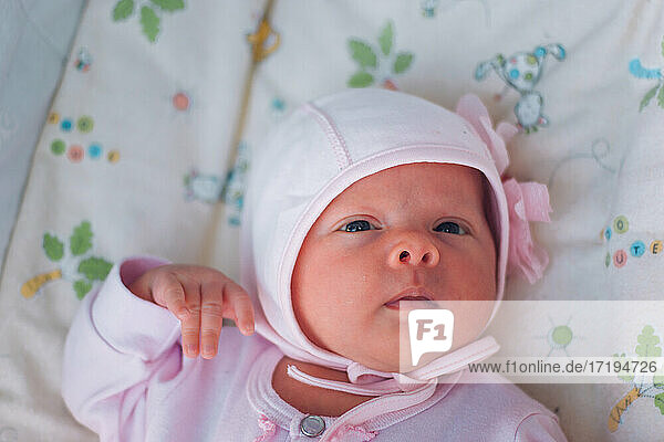 Bezauberndes weißes neugeborenes Baby Girl