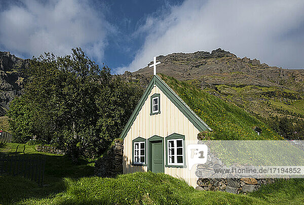 die traditionelle Torfkirche Hofskirkja in Island