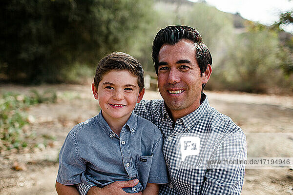 Vater und Sohn lächeln für die Kamera in San Diego
