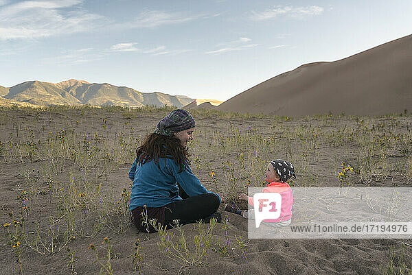 Mutter und Tochter genießen die Wüste in Colorado