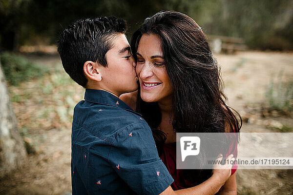 Sohn küsst Mutter auf die Wange in San Diego