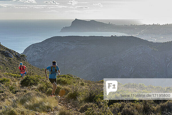 Mann und Frau laufen auf einem Bergpfad  Calpe  Costa Blanca  Alicante
