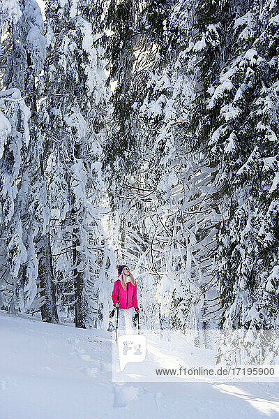 Junge Frau beim Wandern in den Bergen  im Winter