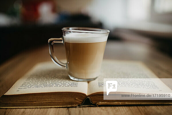 Espressokaffee auf altem Buch in Großaufnahme.