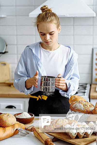 Mädchen macht Brotteig in einer Küche