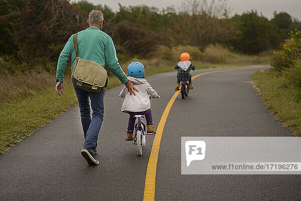 FAHRRADFAHREN LERNEN MIT PAPA