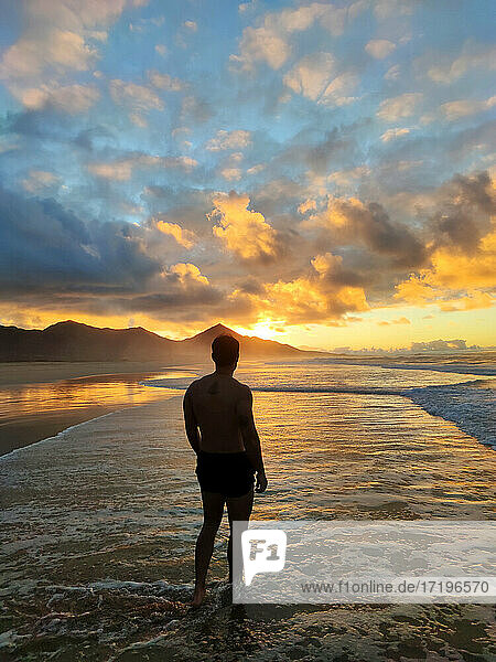 Silhouette eines Mannes am Strand von Cofete  Fuerteventura  Kanarische Insel  Spanien.