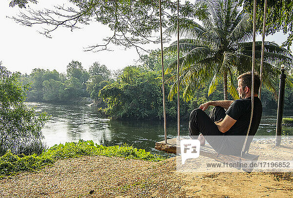 Ein ruhiger Morgen am Fluss Kwai in der Nähe von Kanchanaburi