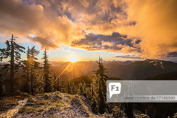 Schöner  ruhiger Sonnenuntergang nach einem stürmischen Tag  Whistler B.C.