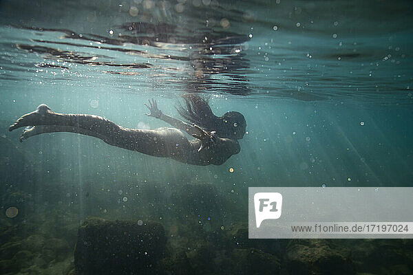 weiblich schwimmt mit dem Kopf über dem klaren blauen hawaii Wasser