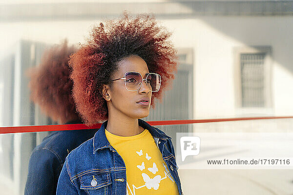 Frau mit Afro-Haar posiert in der Stadt