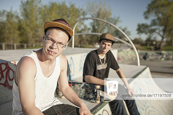 Skateboarder im Freien an einem sonnigen Tag beim Abhängen
