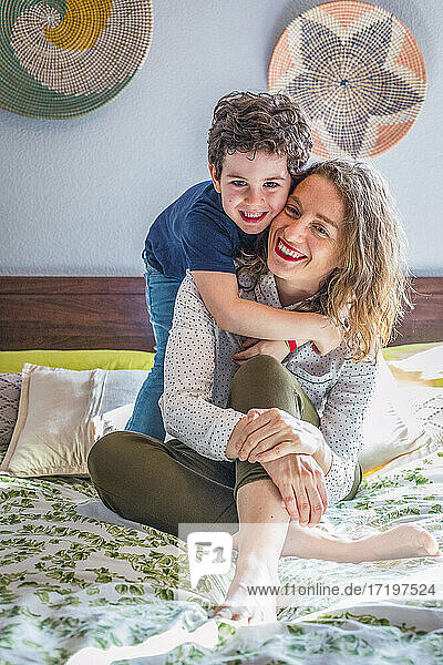 Nettes Bild einer blonden Mutter mit ihrem glücklichen Sohn. Muttertag konzipiert
