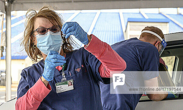 Eine Krankenschwester bereitet eine Spritze in einem Impfstoffverteilungszentrum in Hoover  Alabama  vor  das von der University of Alabama  Birmingham  UAB  organisiert wird.