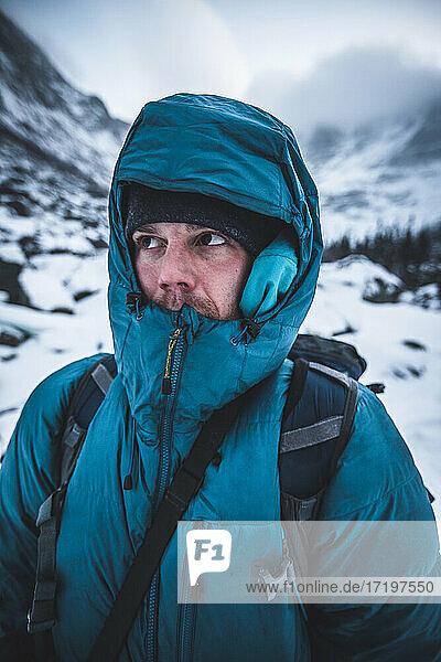 Porträt eines Mannes  der bei großer Kälte eine Puffjacke trägt  Maine
