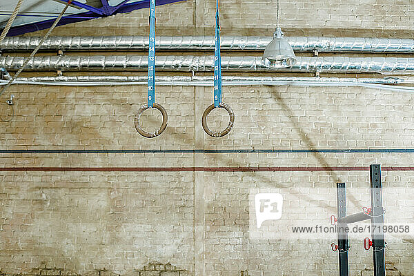 Gymnastikringe hängen an der Wand eines Fitnessstudios