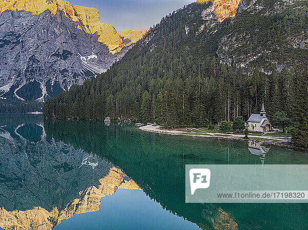 Spiegelung des Berges Croda del Becco im Pragser Wildsee bei Sonnenaufgang in den Dolomiten  Südtirol  Italien