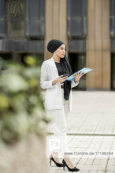 Schöne arabische Geschäftsfrau stehend im Freien