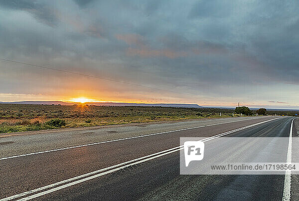 Australien  Südaustralien  Stuart Highway bei Sonnenuntergang