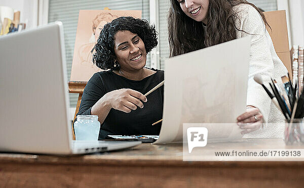 Malerinnen diskutieren im Atelier über Malerei
