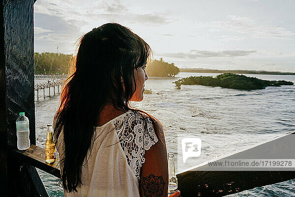 Frau beobachtet den Sonnenuntergang auf der Insel Siargao  Philippinen
