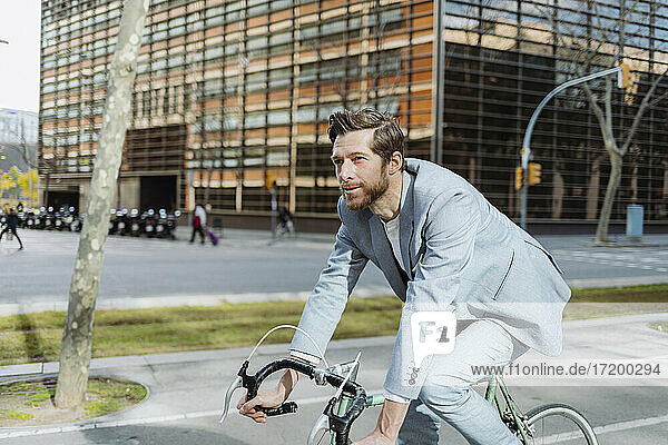 Männlicher Pendler auf dem Fahrrad in der Stadt