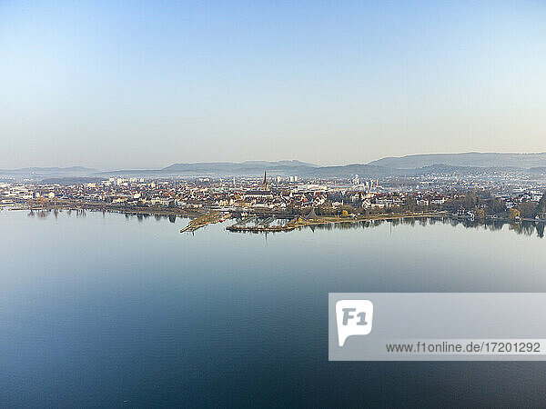 Deutschland  Baden-Württemberg  Radolfzell  Luftaufnahme des klaren Himmels über dem Bodensee und der Stadt