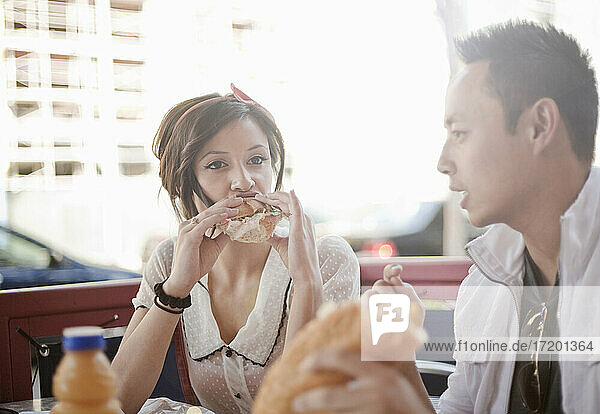 Ehepaar beim Mittagessen in einem Straßencafé