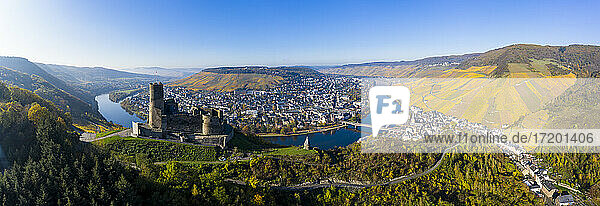 Deutschland  Rheinland-Pfalz  Bernkastel-Kues  Hubschrauber-Panorama von Burg Landshut  Mosel und Stadt im Sommer