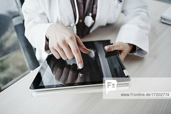 Weibliches medizinisches Fachpersonal an einem digitalen Tisch im Krankenhaus