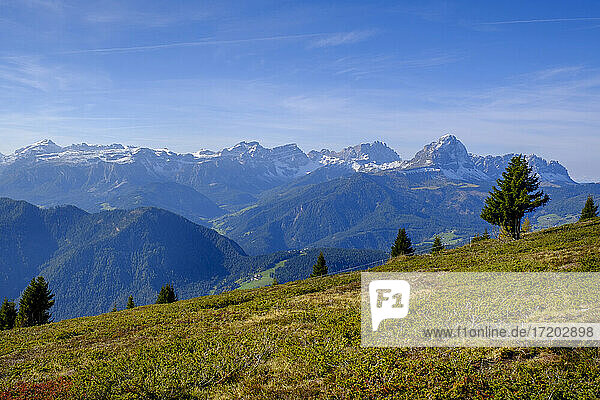 Italien  Tal in den Dolomiten mit Peitlerkofel und Kronplatz im Hintergrund