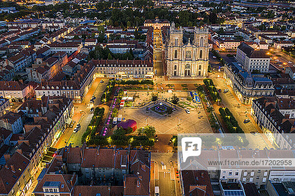 Frankreich  Marne  Vitry-le-Francois  Luftaufnahme des beleuchteten Platzes vor der Kirche Collegiale Notre-Dame De Vitry-Le-Francois in der Abenddämmerung