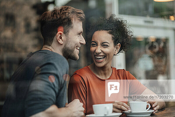 Glückliches Paar beim Kaffeetrinken in einem Café