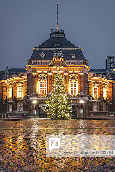 Deutschland  Hamburg  Laeiszhalle mit beleuchtetem Weihnachtsbaum bei Nacht