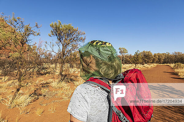 Australien  Northern Territory  Frau wandert durch die Wüstenlandschaft des Uluru Kata Tjuta National Park