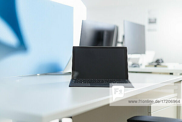 Digitales Tablet auf dem Schreibtisch am Arbeitsplatz