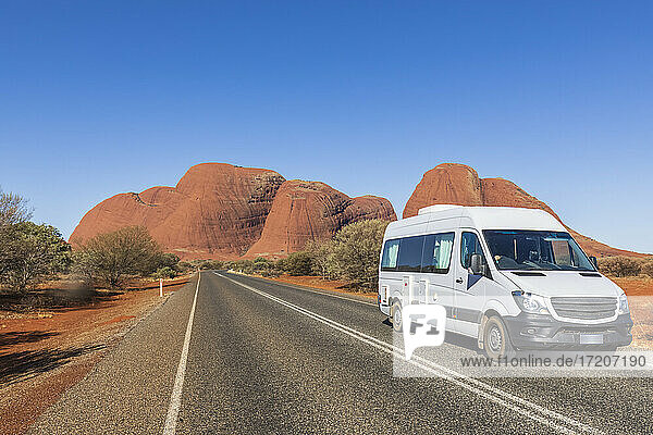 Australien  Nordterritorium  Wohnmobil auf der Kata Tjuta Straße durch die Zentralaustralische Wüste