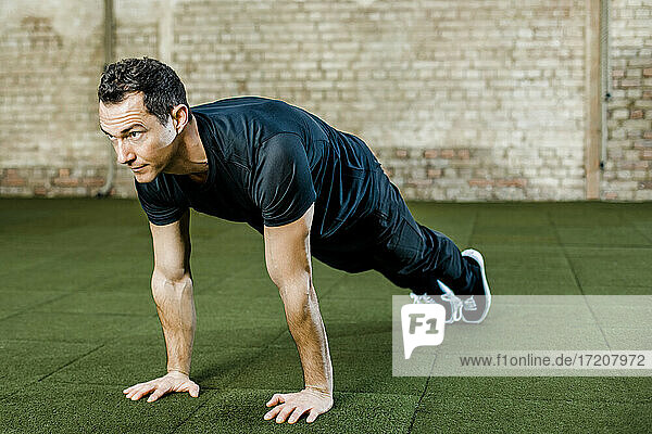 Mann trainiert im Fitnessstudio