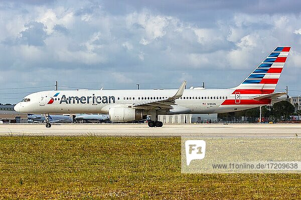 Ein Boeing 757-200 Flugzeug der American Airlines mit dem Kennzeichen N186AN auf dem Flughafen Miami  USA  Nordamerika