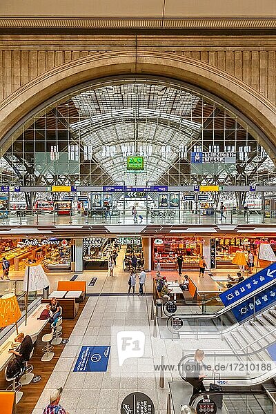 Bahnhof Hauptbahnhof Hbf Deutsche Bahn DB Halle Geschäfte Läden in Leipzig  Deutschland  Europa
