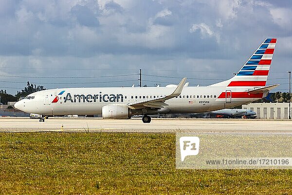 Ein Boeing 737-800 Flugzeug der American Airlines mit dem Kennzeichen N995NN auf dem Flughafen Miami  USA  Nordamerika